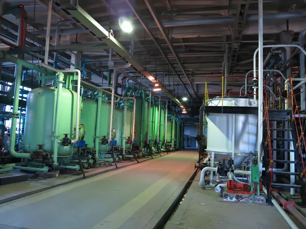 Industrial tanks, machinery, pipes, tubes inside chemical plant — Stock Photo, Image