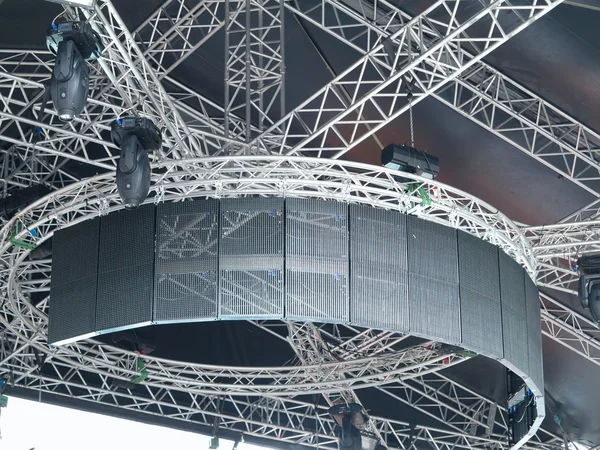 Strukturen der Bühnenbeleuchtung Lichter Ausrüstung Projektoren — Stockfoto