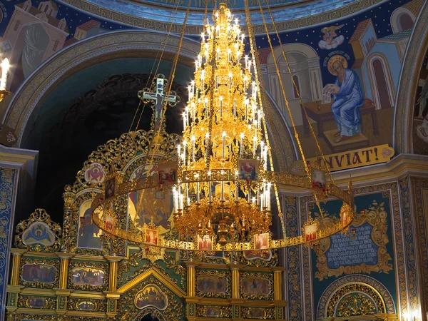 Ouro ornamentado lustre luxuoso no interior da igreja — Fotografia de Stock