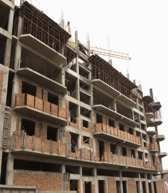 Vinçli ve binalı inşaat alanı