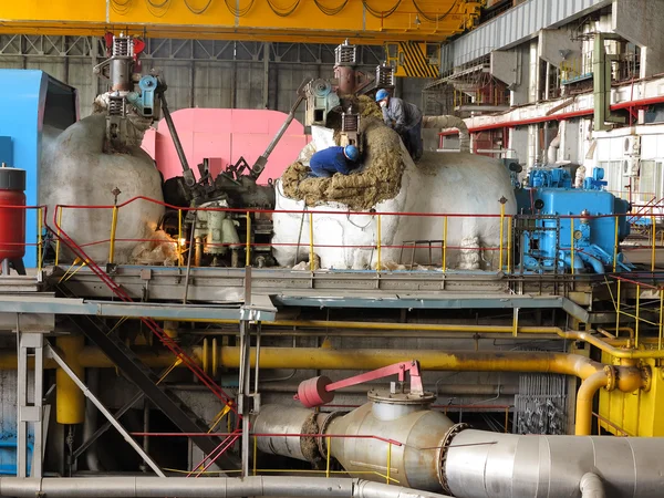 Stoomturbine tijdens reparatie, machines, pijpen op een elektriciteitscentrale — Stockfoto