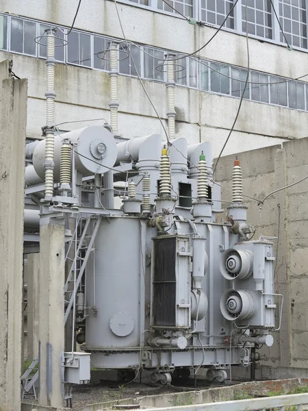 Huge industrial high-voltage substation power transformer on rai — Stock Photo, Image