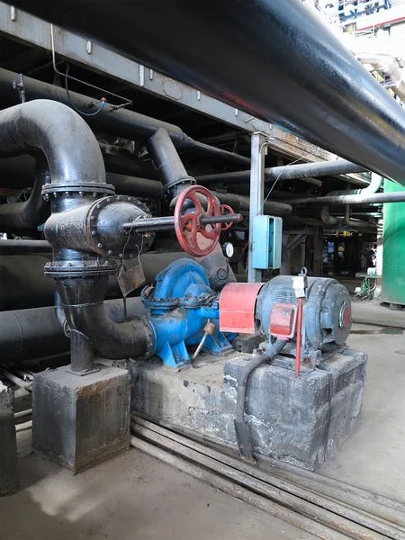 Motores eléctricos que impulsan bombas de agua en la central eléctrica — Foto de Stock