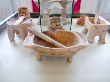 bir müzede prehistorik kil seramik vazo