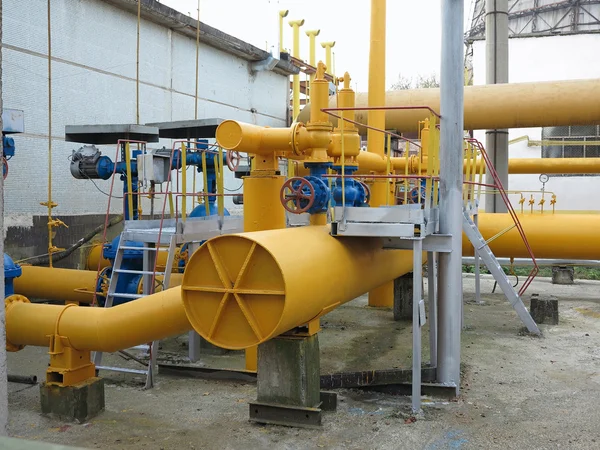 Natuurlijke gas station met gele pijpen elektriciteitscentrale — Stockfoto