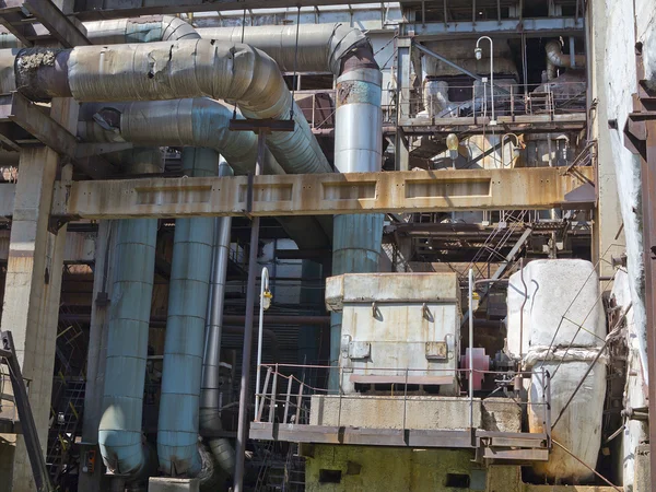 Compressor de ar industrial enorme na antiga usina — Fotografia de Stock