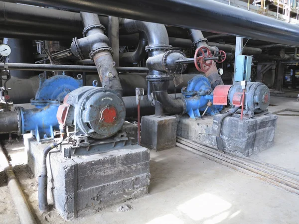 Motori elettrici che azionano pompe ad acqua nella centrale elettrica — Foto Stock