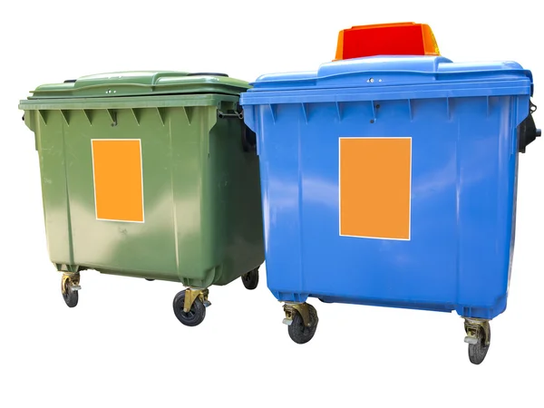 Nouveaux conteneurs à ordures en plastique coloré isolés sur blanc — Photo