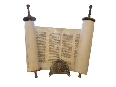 Yahudi torah kaydırma ve altın menorah mum destek isolat
