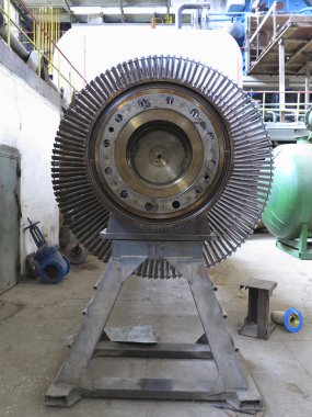 Enerji santralinde tamir sırasında güç jeneratörü buhar türbini.