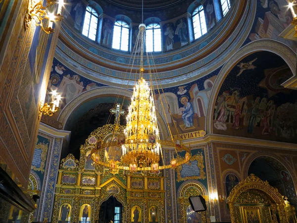 Interno ornato d'oro di chiesa ortodossa — Foto Stock