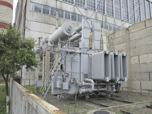 Huge industrial high-voltage substation power transformer on rai — Stock Photo, Image