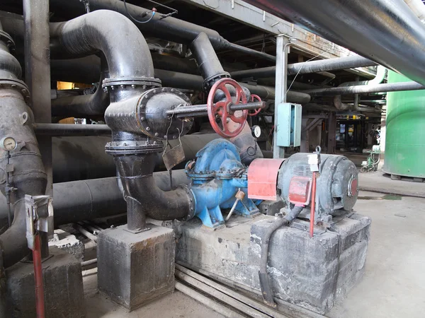 Motores eléctricos que impulsan bombas de agua en la central eléctrica —  Fotos de Stock