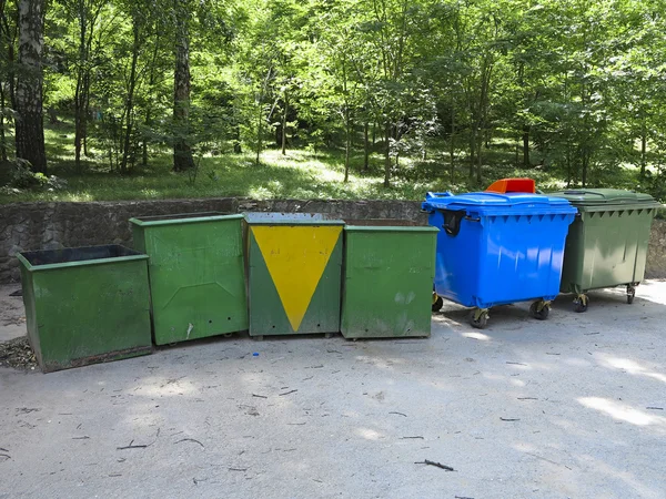 Oude en nieuwe kleurrijke vuilnis containers in park — Stockfoto