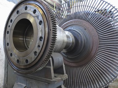 Enerji santralinde tamir sırasında güç jeneratörü buhar türbini.