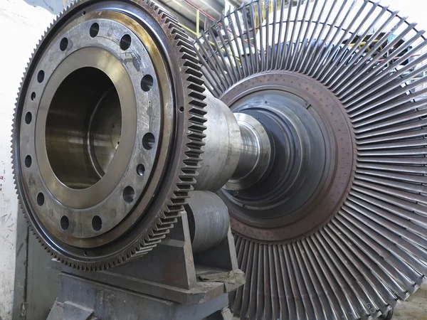 Enerji santralinde tamir sırasında güç jeneratörü buhar türbini.