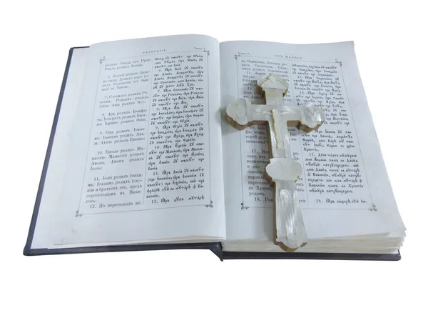 Biblia del siglo XIX y cruz aislada sobre blanco — Foto de Stock