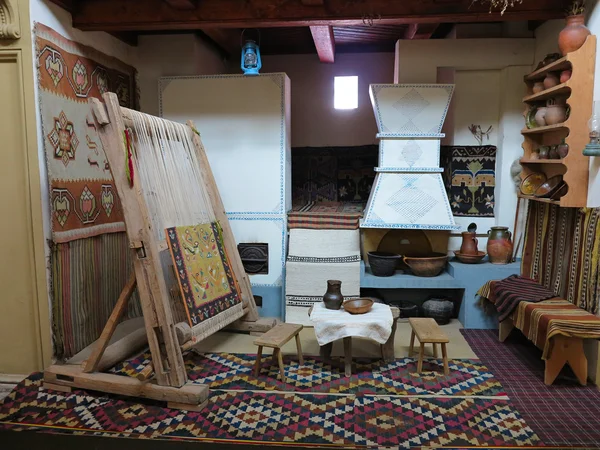 Ancient wooden vintage loom producing carpet — Stock Photo, Image