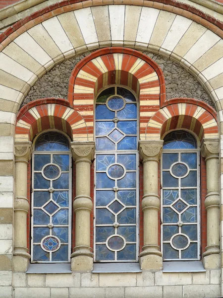 Alte hohe gotische Glasfenster — Stockfoto