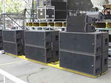 güçlü Konçertosu hoparlörler, amplifikatörler, projektör, sahne