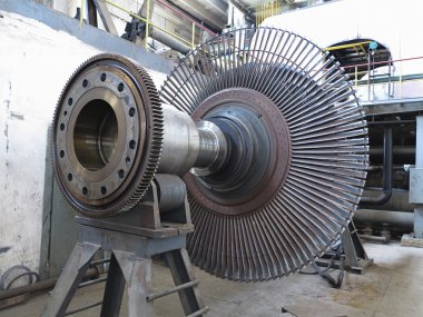 Enerji santralinde tamir sırasında güç jeneratörü buhar türbini.