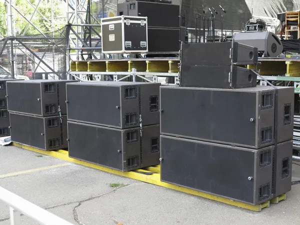 güçlü Konçertosu hoparlörler, amplifikatörler, projektör, sahne