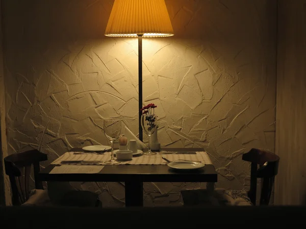 Mesa de jantar romântico para casal servido restaurante — Fotografia de Stock