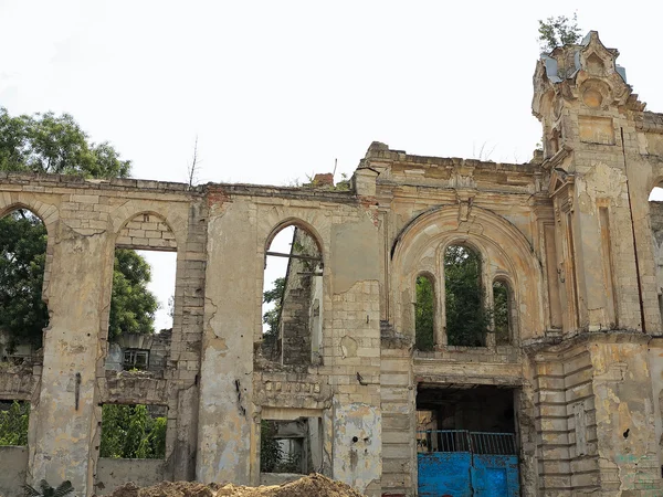 Ruinas de murallas de castillo medieval con vegetación — Foto de Stock