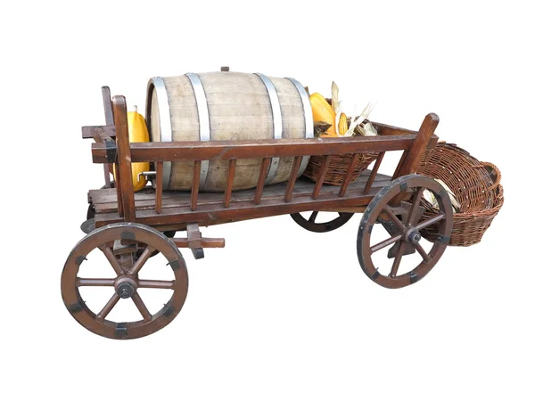 Carrinho de madeira vintage com barril de vinho, cesta e isolamento de abóbora — Fotografia de Stock