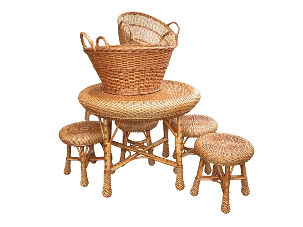 Muebles de mimbre - mesa, silla y cestas aisladas sobre blanco — Foto de Stock