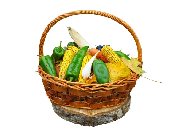 Légumes de maïs et feuilles jaunes dans le panier isolé sur blanc — Photo