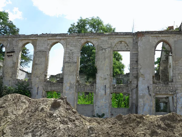 Ruínas de paredes de castelo medieval com vegetação — Fotografia de Stock