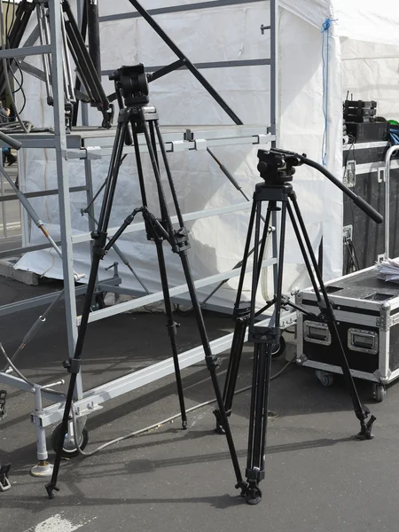 사진 및 비디오 카메라, 현장 장비에 대 한 삼각대 — 스톡 사진