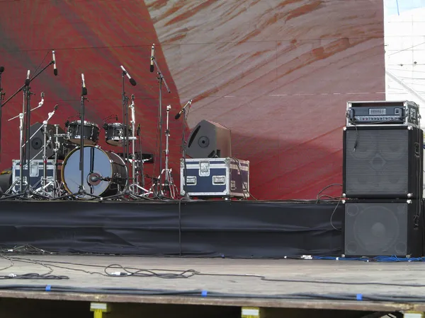 Conjunto de tambores, altavoces potentes, amplificadores y equipos de escenario —  Fotos de Stock