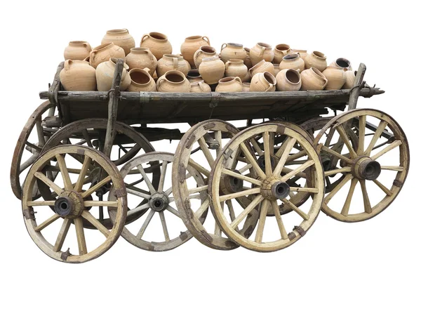 Gamla trä vagn full av lera keramik och hjul isolerade över wh — Stockfoto