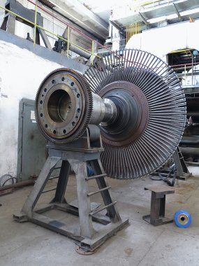 Enerji santralinde tamir sırasında güç jeneratörü buhar türbini.