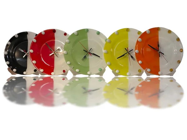 Horloges murales élégantes colorées concept alimentaire isolé sur blanc — Photo