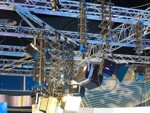 Equipo ligero del estudio de la televisión, truss del proyector, cables, micrófono — Foto de Stock