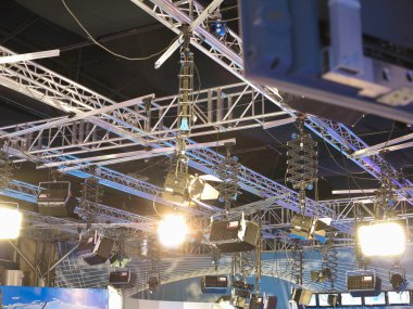 televizyon stüdyo ışık ekipmanları, spot ışık truss, kablolar, mikrofon