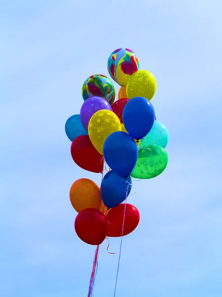 Jasne, kolorowe balony nad niebieski niebo — Zdjęcie stockowe