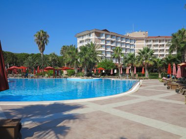 lüks Yüzme Havuzu ve avuç içi tropikal otel