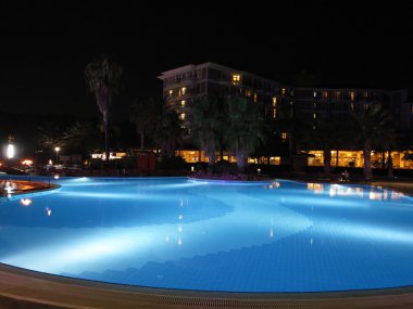 lüks resort güzel havuz ve aydınlatma gece görünümü