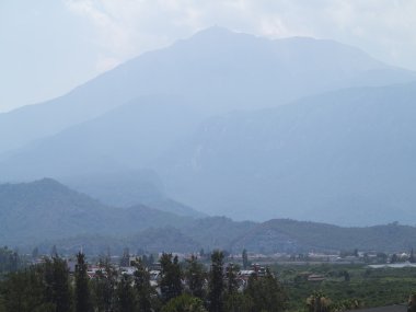 Sisin içinde bir köy üç kere içinde yüksek dağ