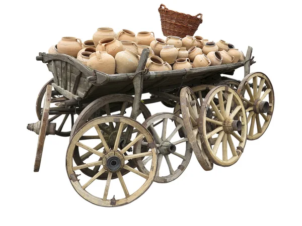 Carro de madera viejo lleno de cerámica de barro, ruedas y canasta de mimbre i — Foto de Stock