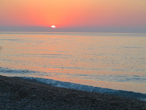 Belo pôr-do-sol vermelho sobre o mar — Fotografia de Stock