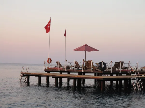 Plataforma de madeira com lounge no mar em peru — Fotografia de Stock