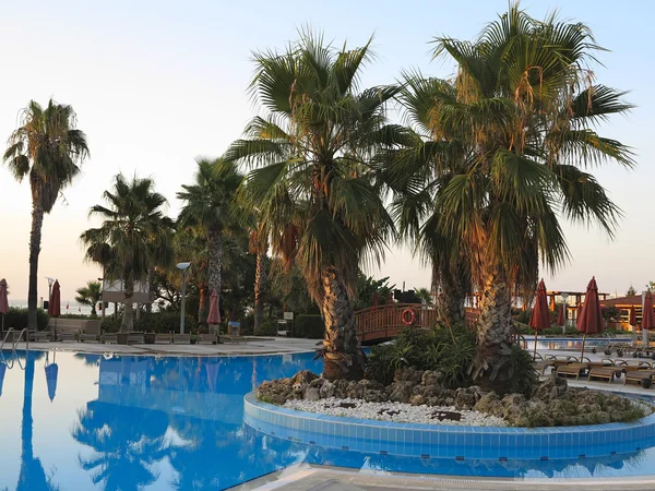 Роскошный бассейн и пальмы в тропическом отеле — стоковое фото
