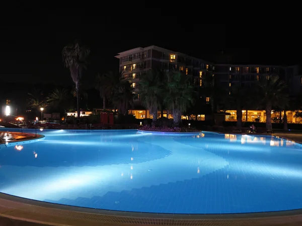 Luxus üdülőhely gyönyörű medencét és megvilágítás éjjel megtekintése — Stock Fotó
