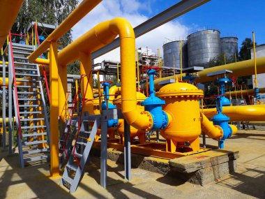 Endüstriyel gaz dağıtım boru hattı istasyonu, sarı borular, tüpler, valf ve diğer ekipmanlar