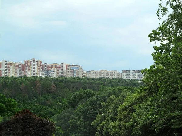 Bloco Recém Construído Apartamentos Ecológicos Meio Uma Floresta Verde — Fotografia de Stock